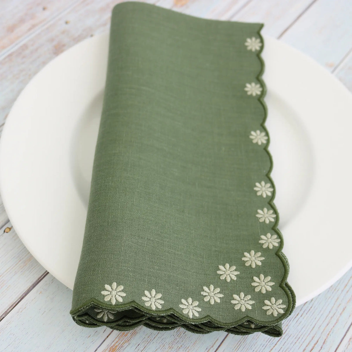 Daisies Scalloped Italian Linen Dinner Napkins (each)