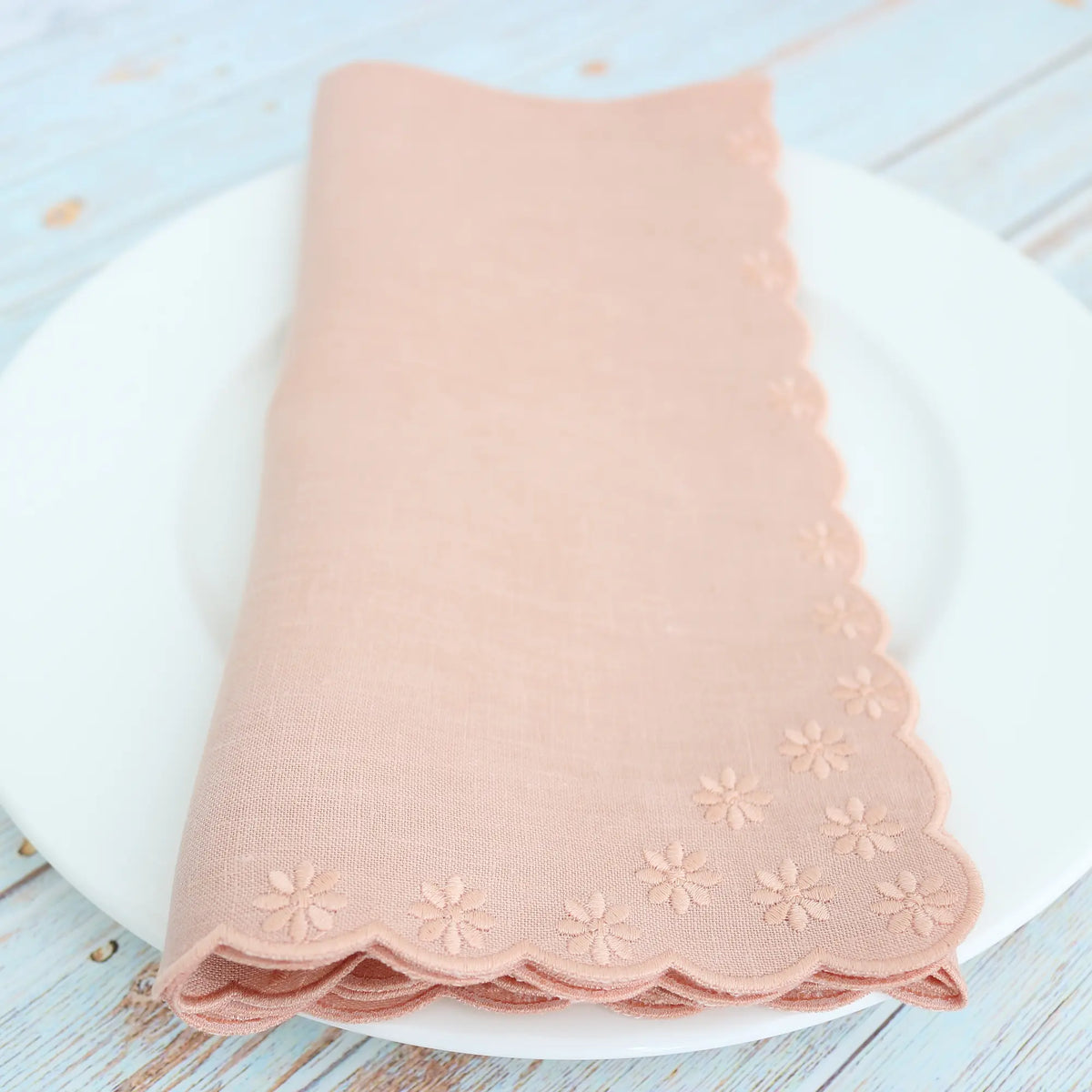 Daisies Scalloped Italian Linen Dinner Napkins (each)