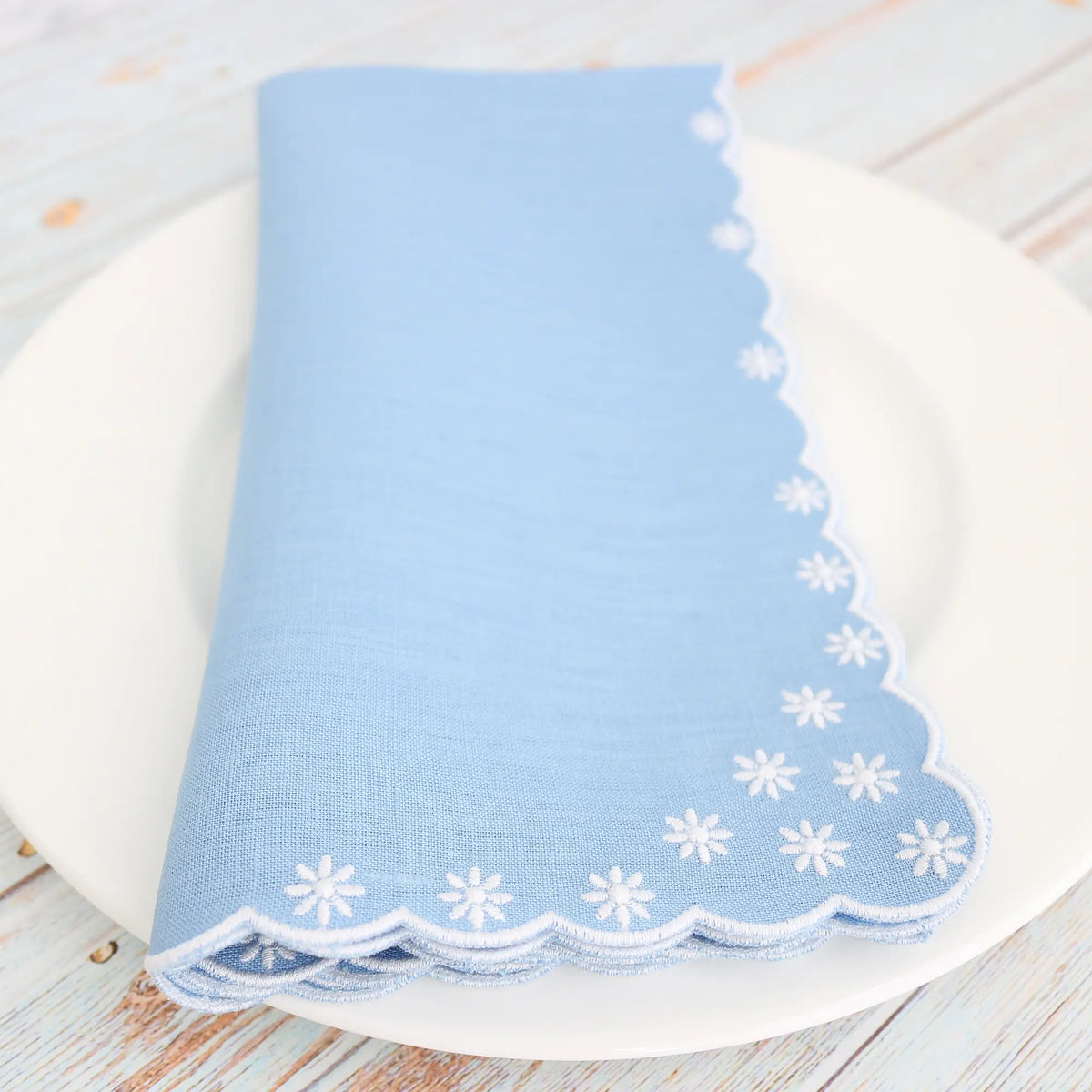 Daisies Scalloped Italian Linen Dinner Napkins (each)