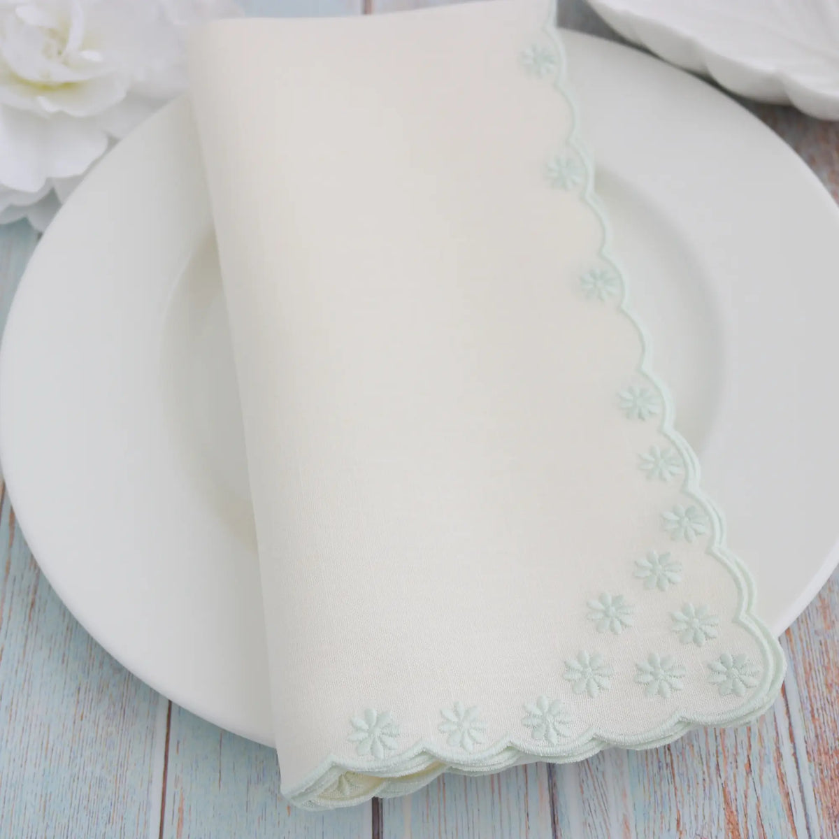 Daisies Scalloped Italian Linen Dinner Napkins (each)