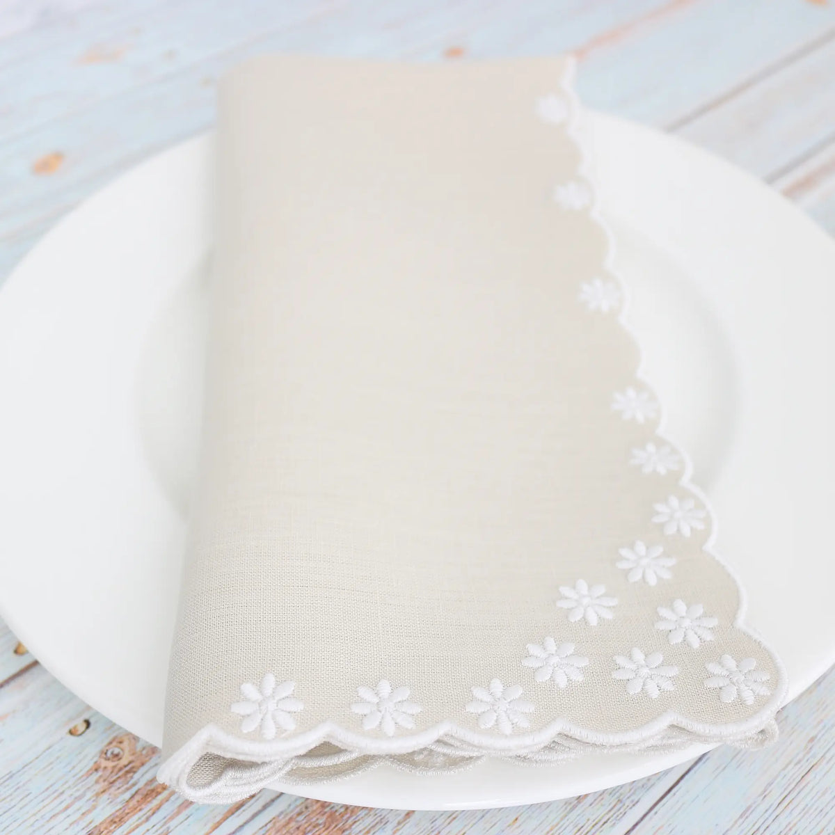 Daisies Scalloped Italian Linen Dinner Napkins (each)