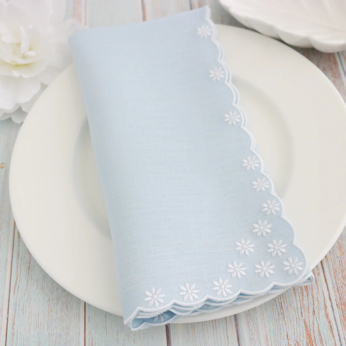 Daisies Scalloped Italian Linen Dinner Napkins (each)