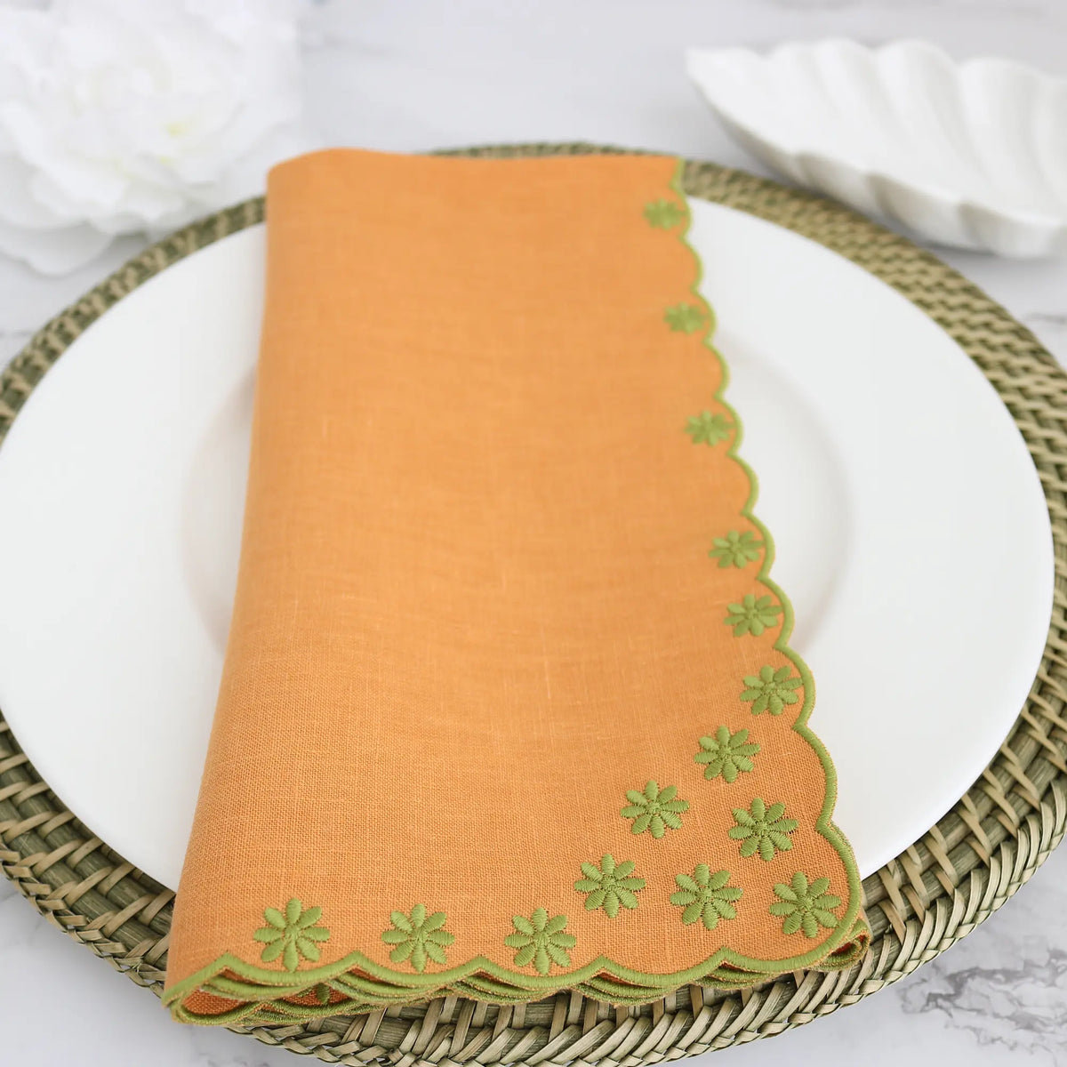 Daisies Scalloped Italian Linen Dinner Napkins (each)