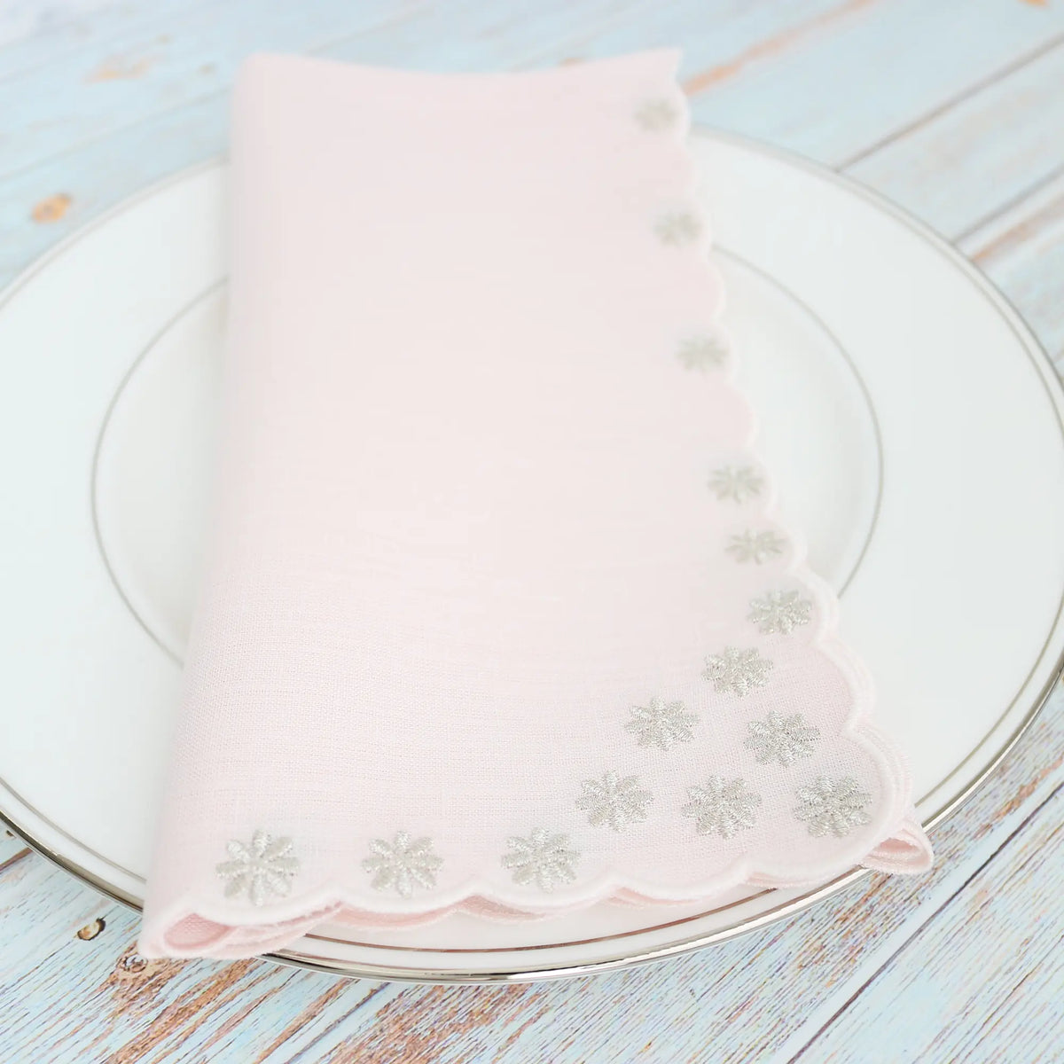 Daisies Scalloped Italian Linen Dinner Napkins (each)