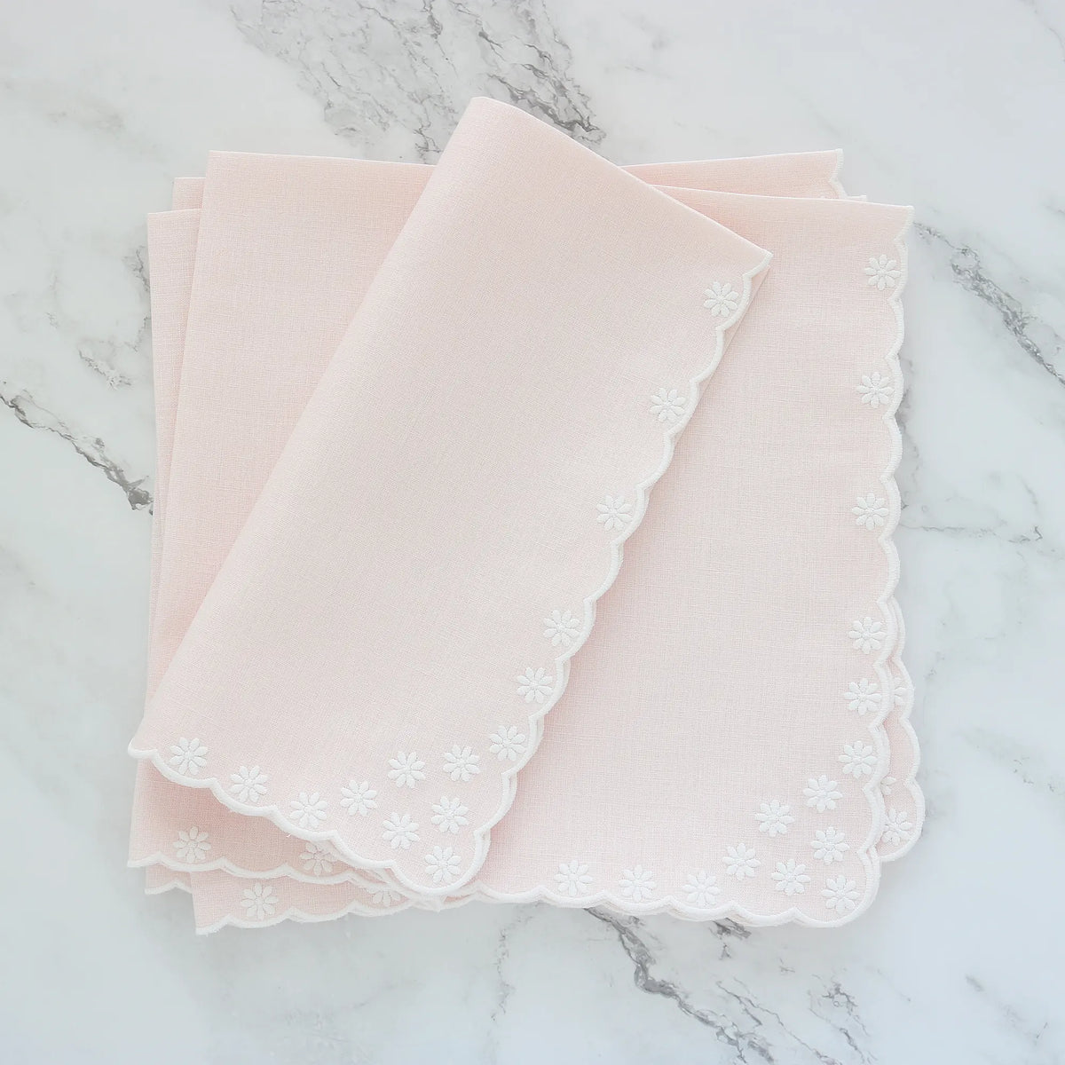 Daisies Scalloped Italian Linen Dinner Napkins (each)