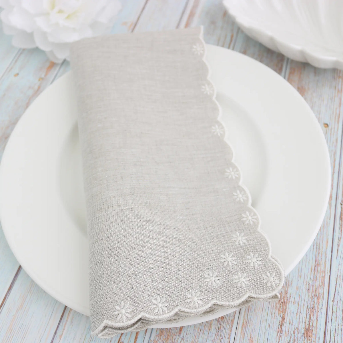 Daisies Scalloped Italian Linen Dinner Napkins (each)