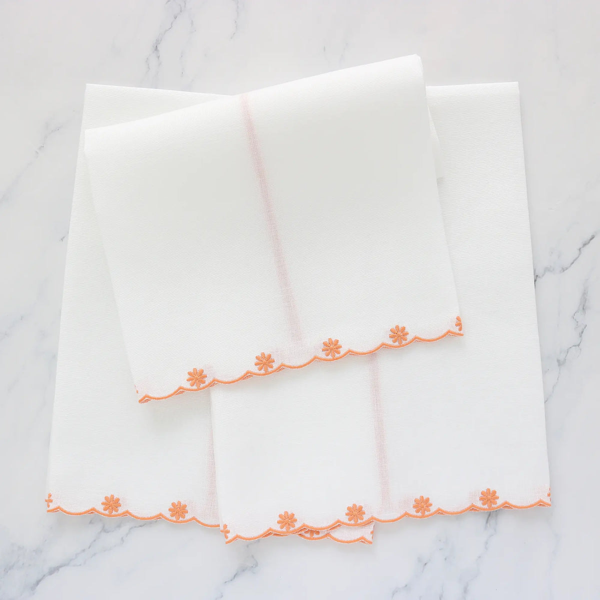 Daisies Scalloped Linen Guest Towel