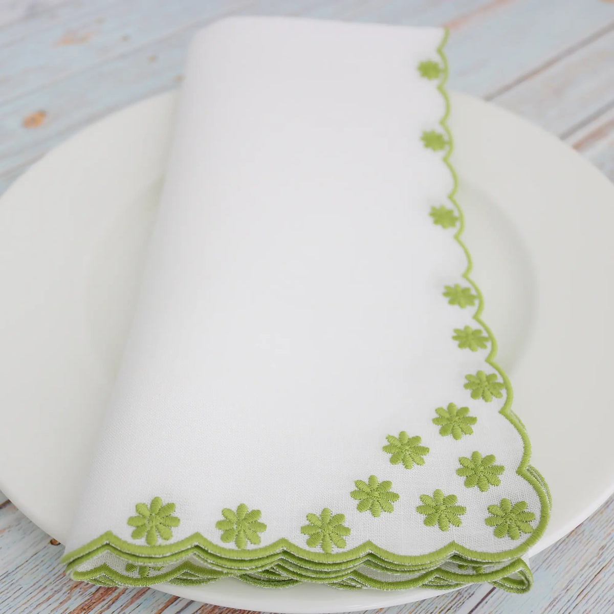 Daisies Scalloped Italian Linen Dinner Napkins (each)
