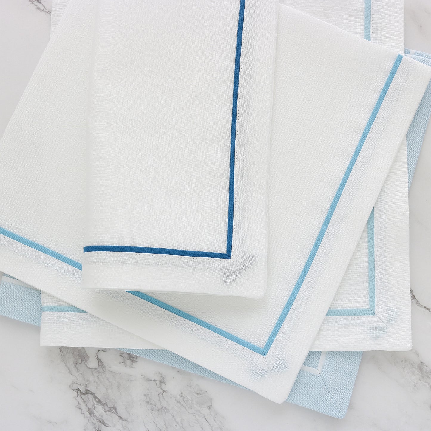 Tovaglioli da tavola bianchi con nastro adesivo blu (set di 4)