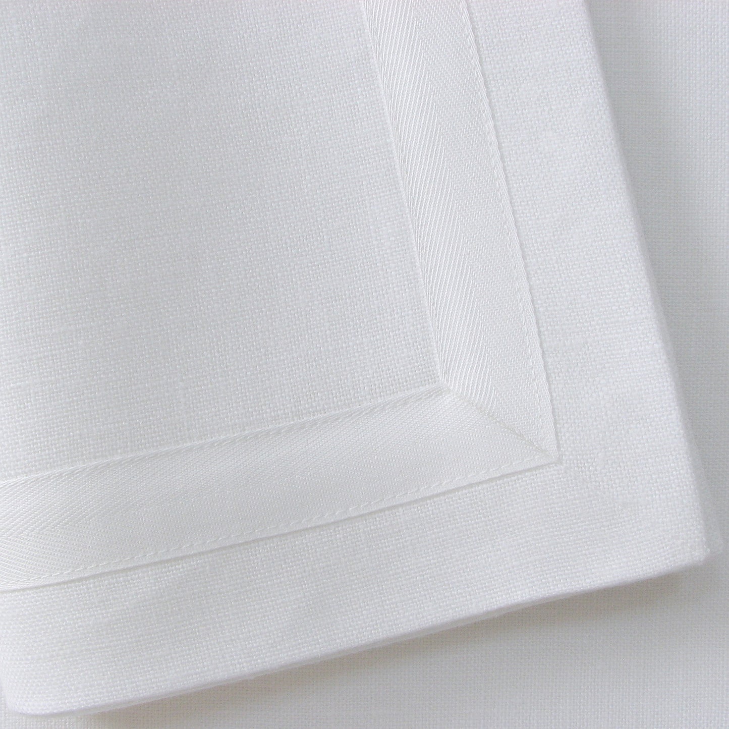 Serviettes de table vertes avec bordure en ruban blanc (lot de 4)