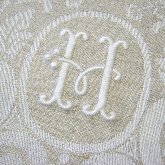 Tessitura Pardi Medaglione Hand Towel (each)